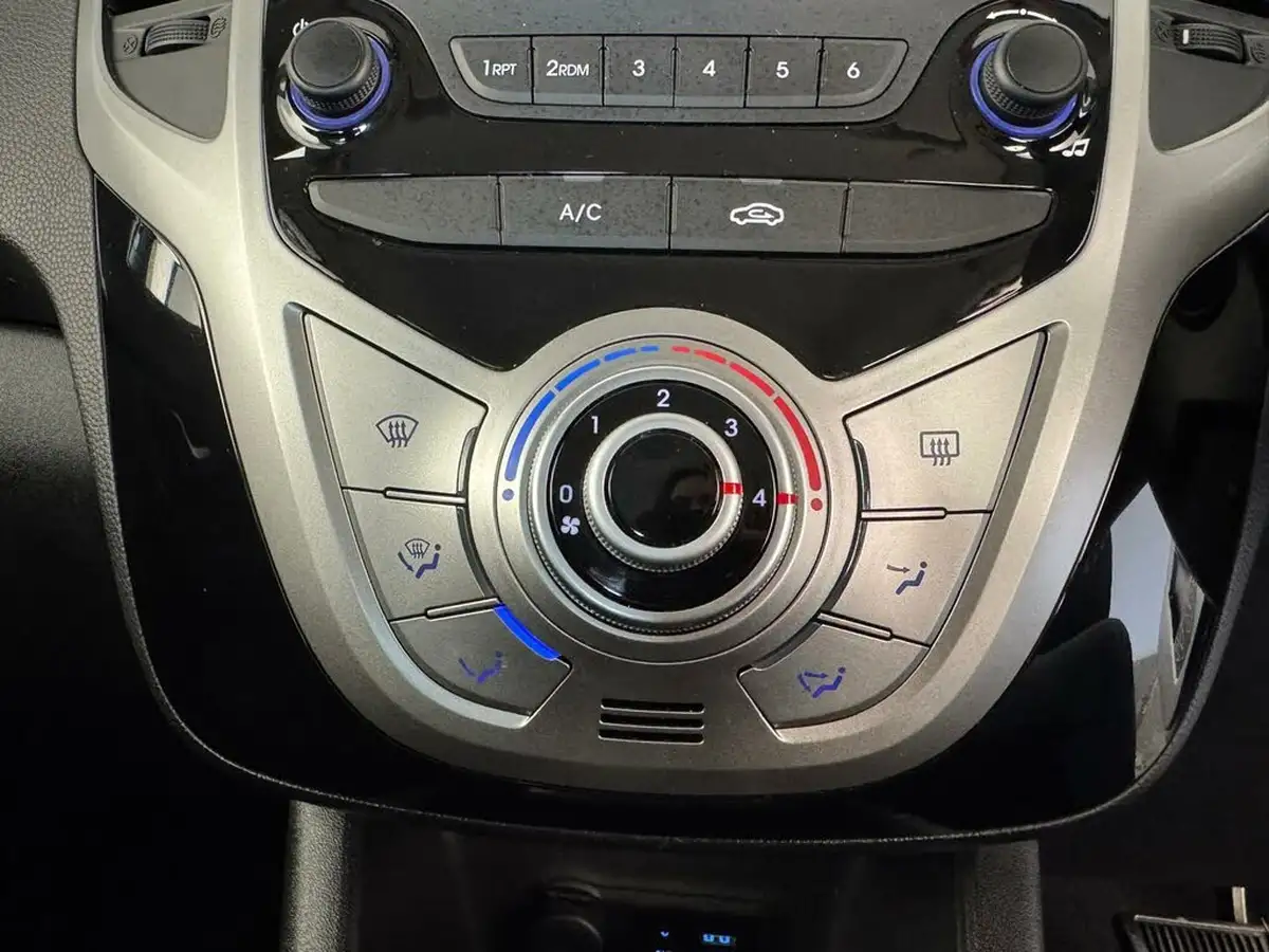 2019-hyundai-ix20-16-se-auto-big-28