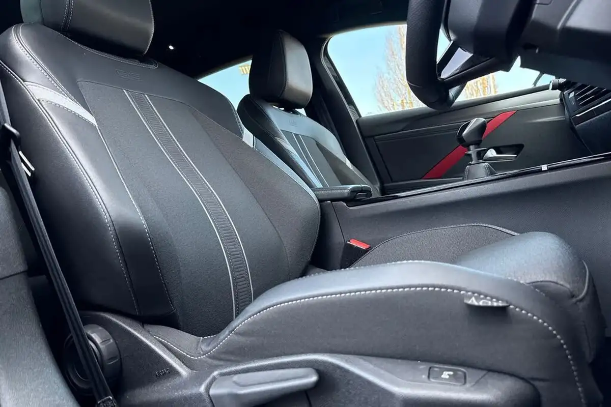 2022-vauxhall-astra-12-turbo-gs-line-hatchback-big-33