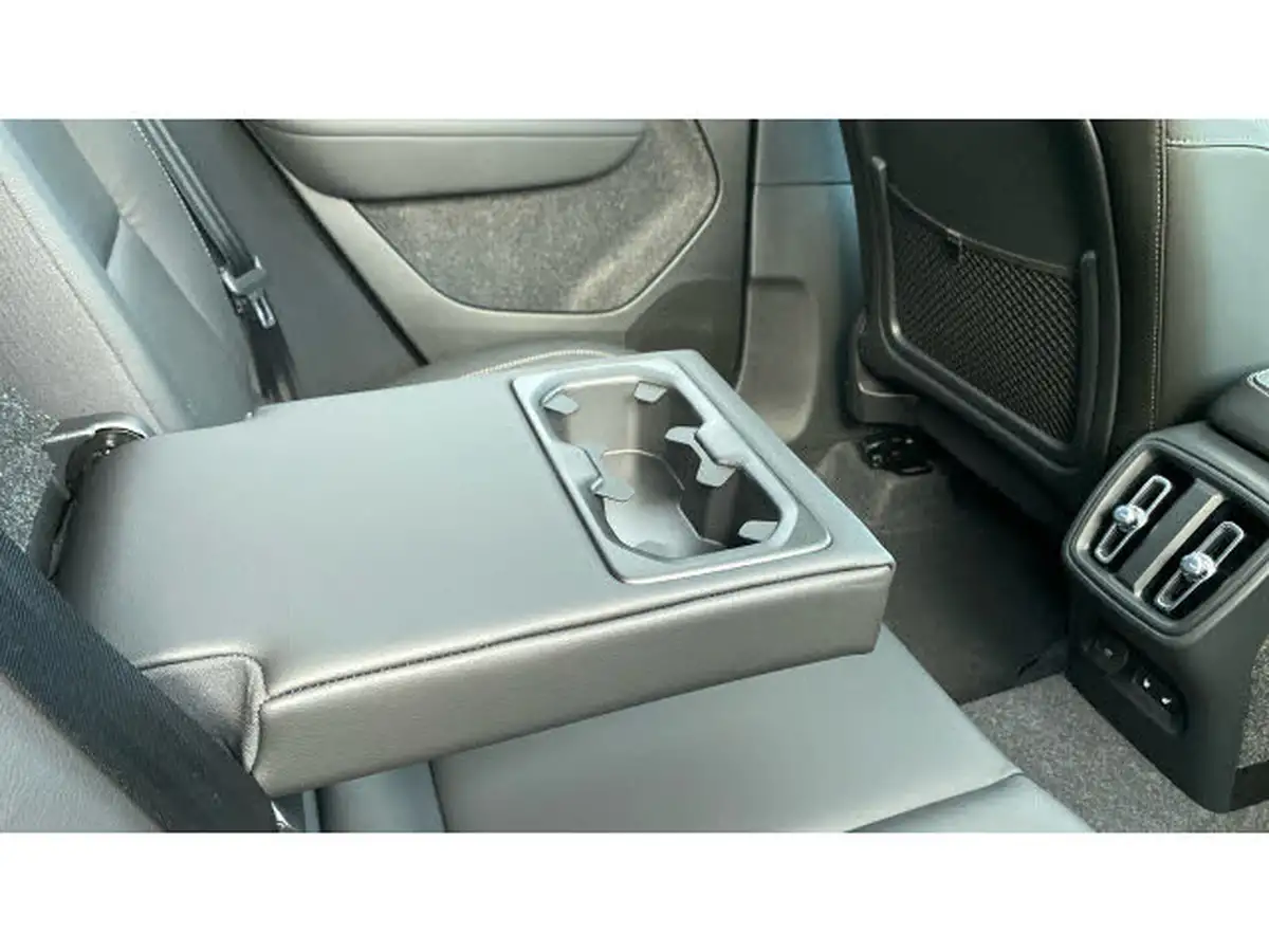 2024-volvo-xc40-20-b4-ultra-bright-big-24