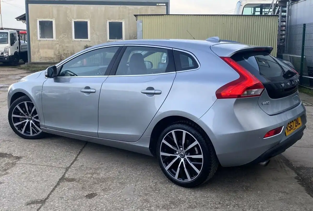 2017-volvo-v40-15-t3-inscription-big-3