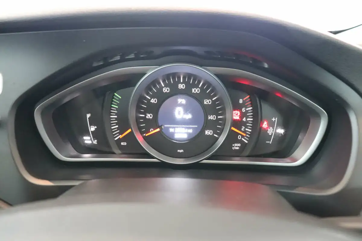2016-volvo-v40-20-t2-momentum-big-39