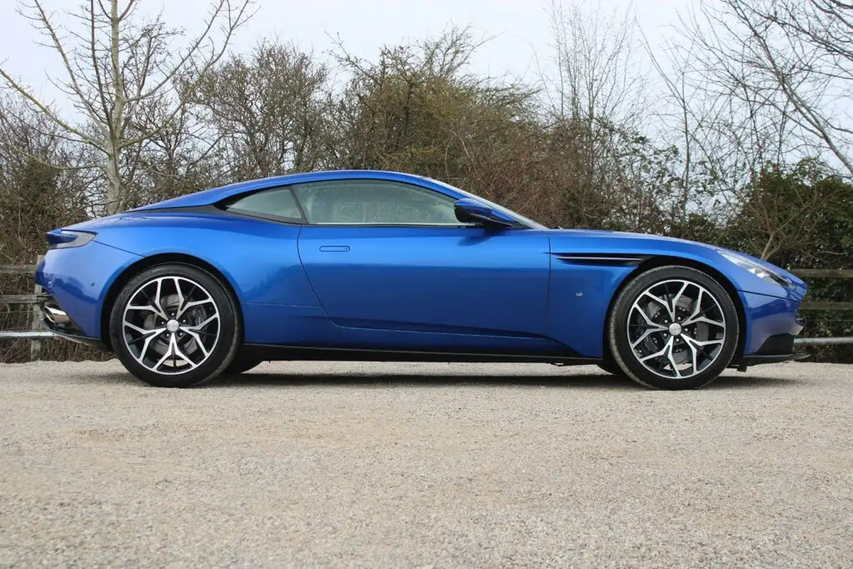 2019-aston-martin-db11-big-1