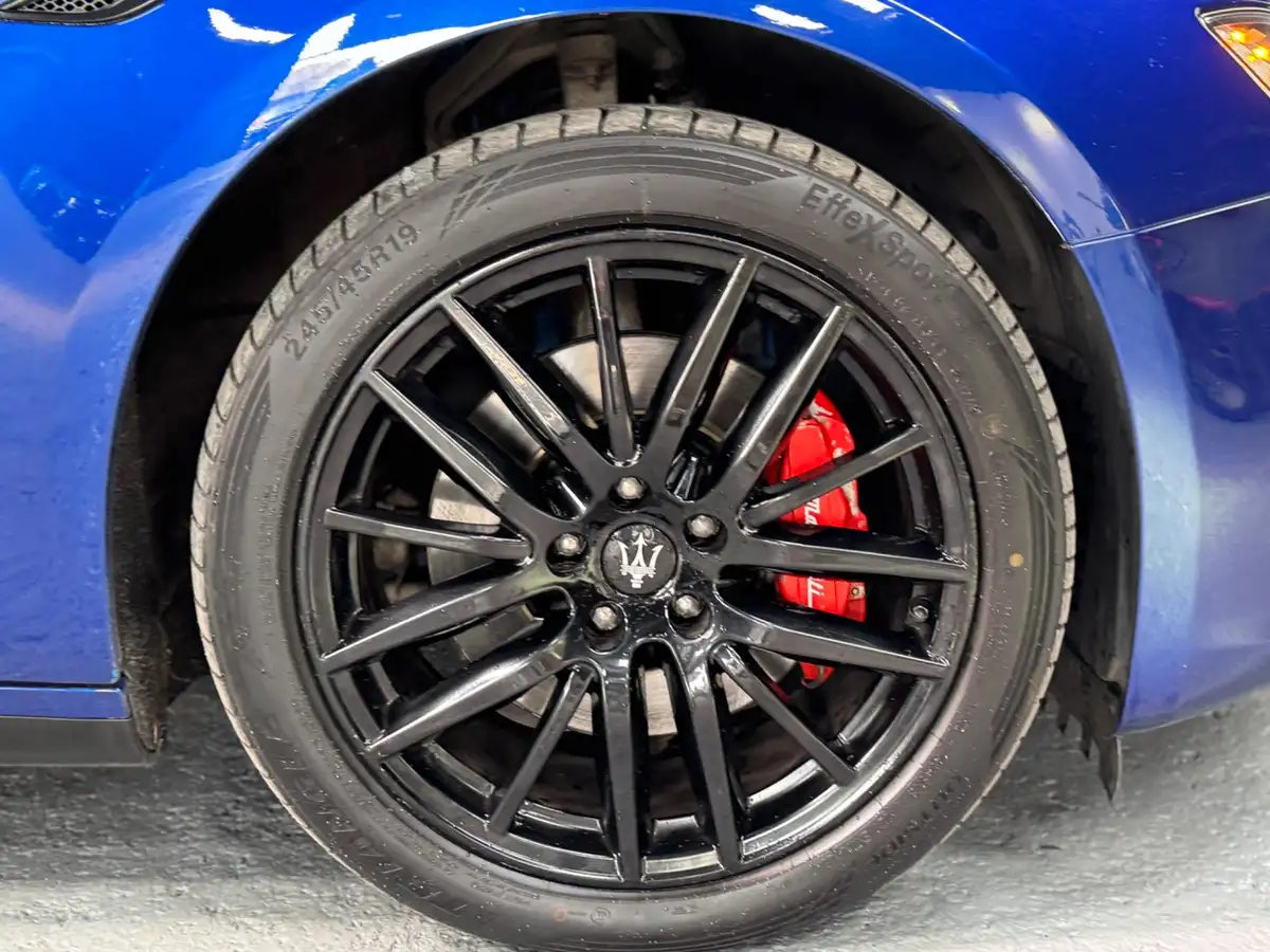2014-maserati-ghibli-30td-big-8
