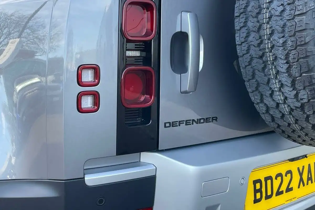 2021-land-rover-90-defender-30-d250-se-big-48