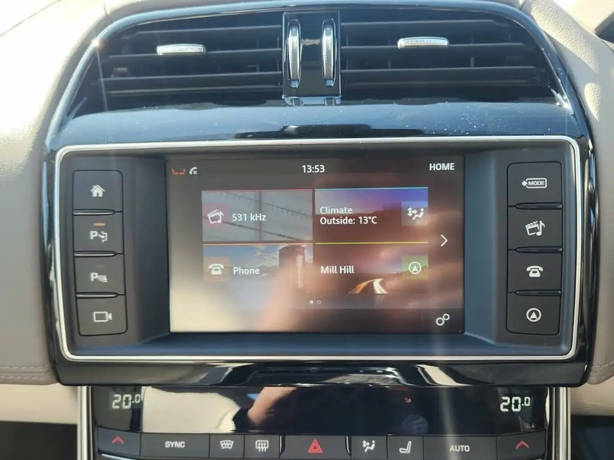 2015-jaguar-xe-20td-portfolio-180ps-auto-big-50