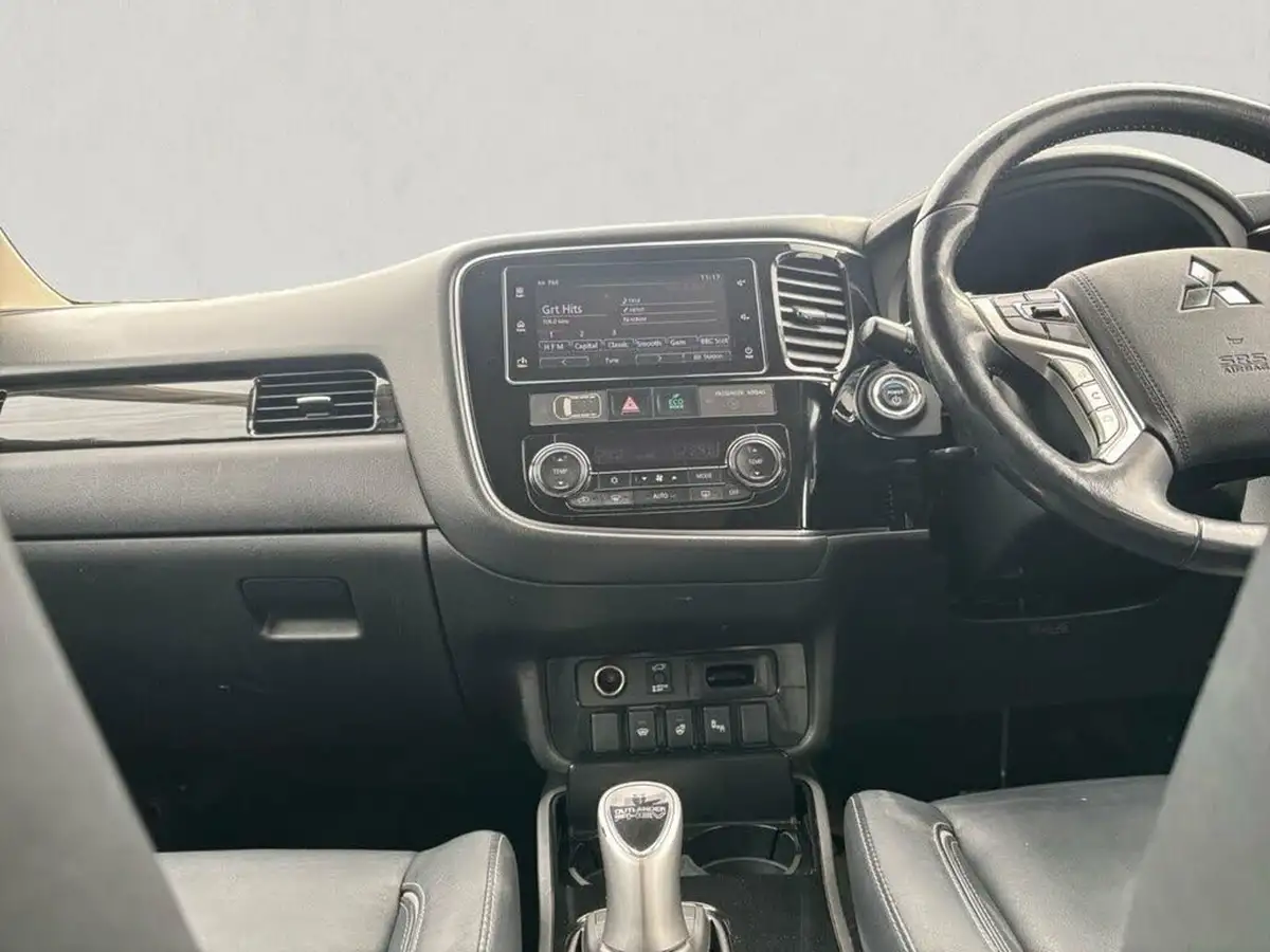 2018-mitsubishi-outlander-20-4h-phev-big-12