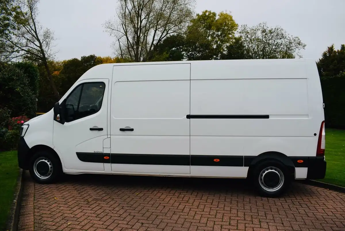 2022-renault-master-23dci-lm35-135-business-panel-big-1