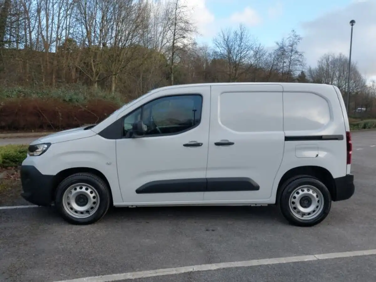 2024-citroen-berlingo-15-bluehdi-m-enterprise-100pseu6e-big-3