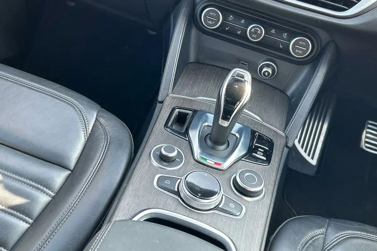 2021-alfa-romeo-stelvio-20-lusso-ti-big-16