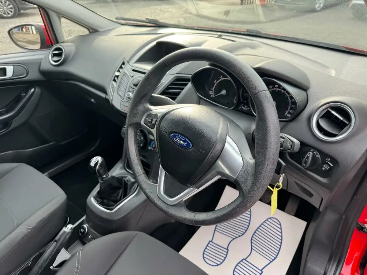 2014-ford-fiesta-125-style-60ps-3d-big-24