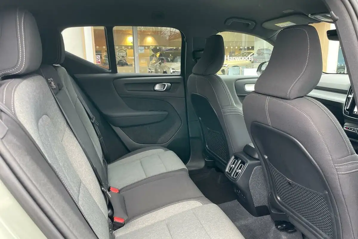 2024-volvo-xc40-20-b3-plus-big-20