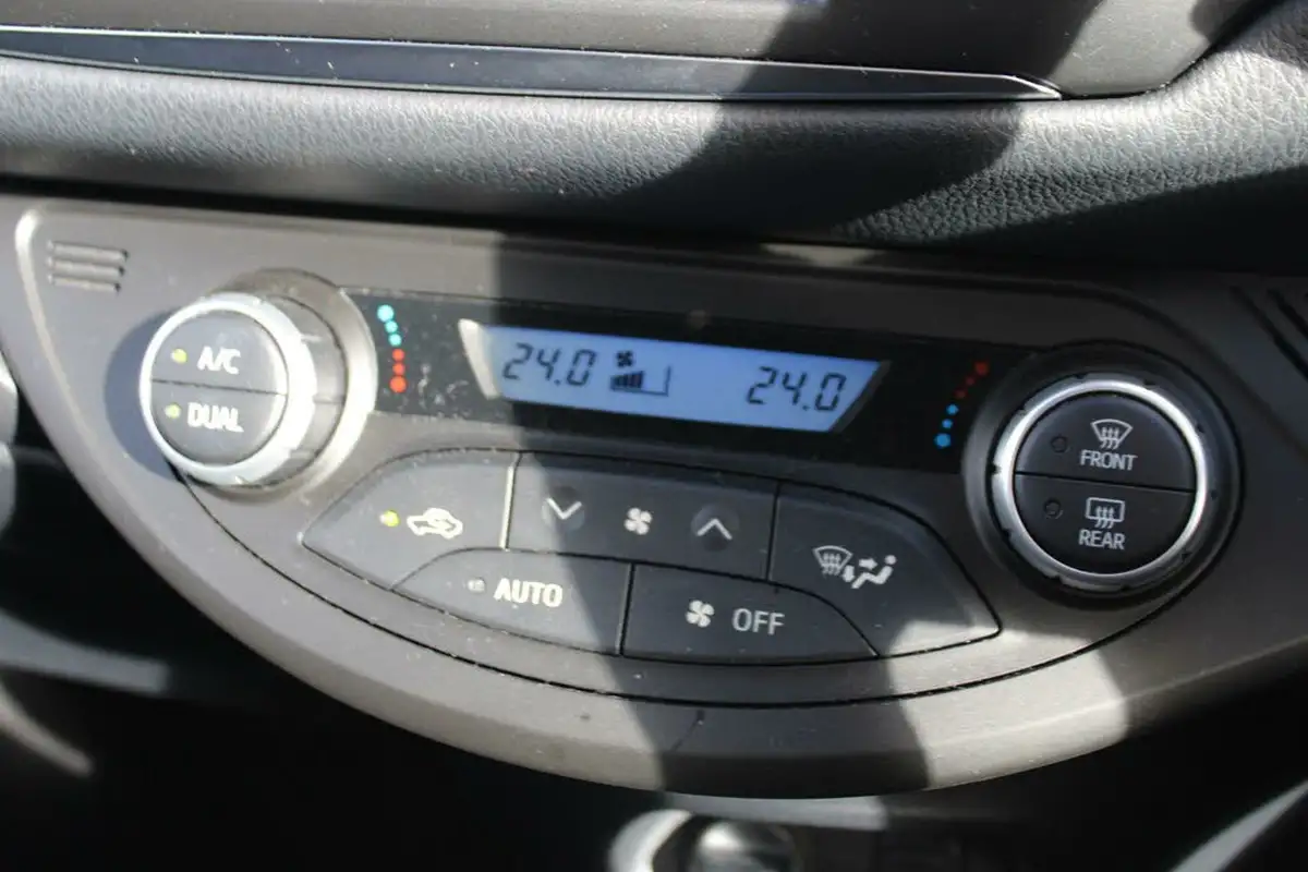 2017-toyota-yaris-15-vvt-i-excel-hybrid-15in-alloys-big-17