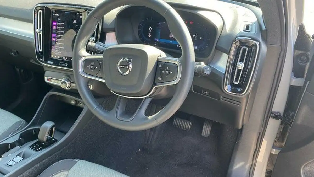 2024-volvo-xc40-20-b3-core-big-5