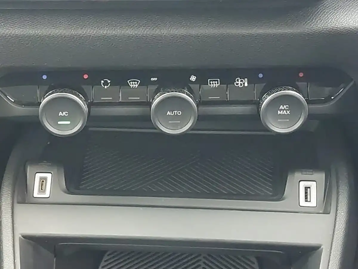 2023-citroen-c4-12-puretech-sense-big-16