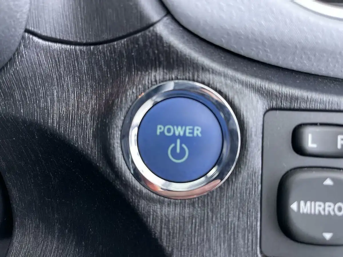 2014-toyota-yaris-15-vvt-i-trend-leather-hybrid-big-43