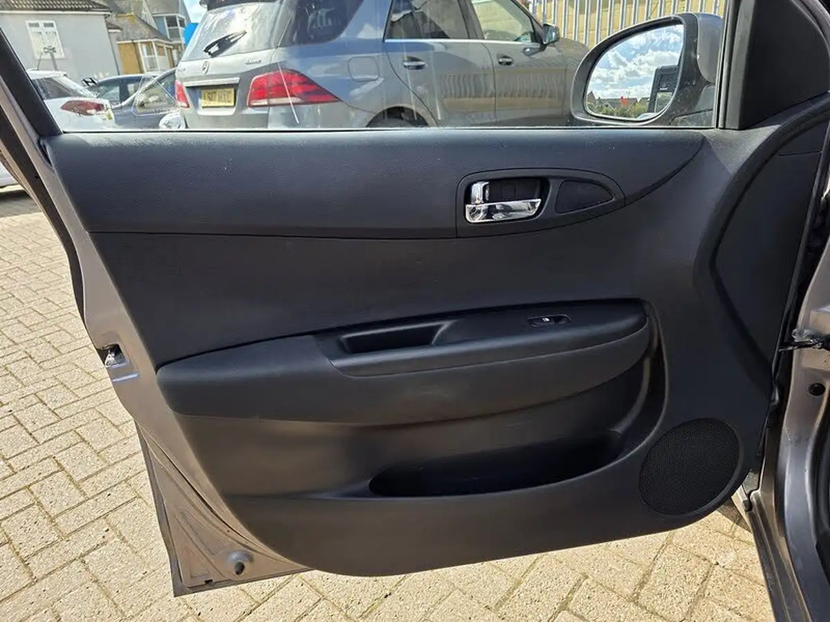 2014-hyundai-i20-14-active-100ps-auto-big-25
