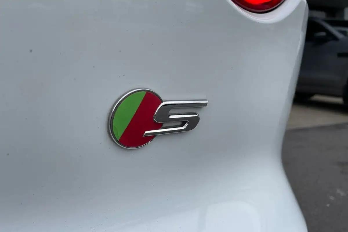2015-jaguar-f-type-30-s-coupe-quickshift-big-9