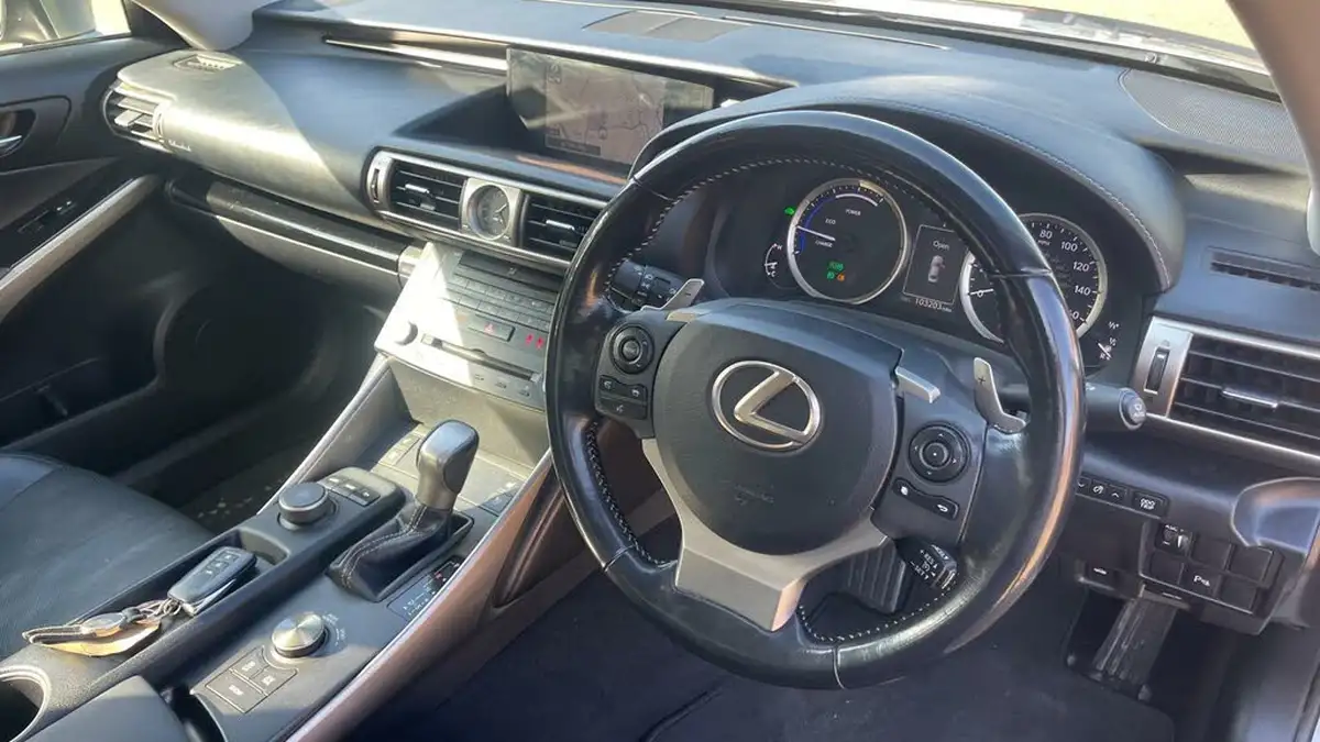 2016-lexus-is-300h-25-advance-big-10