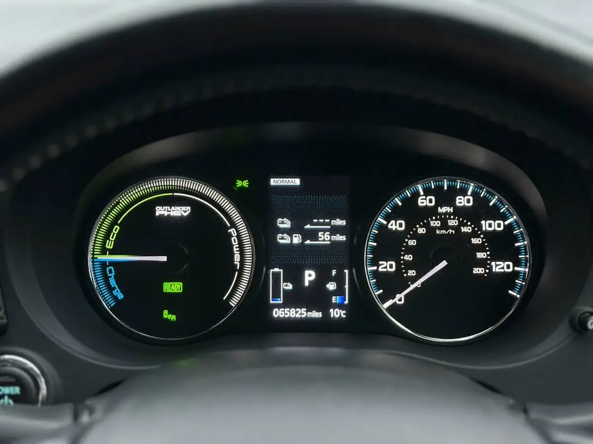 2018-mitsubishi-outlander-20-4h-phev-big-27