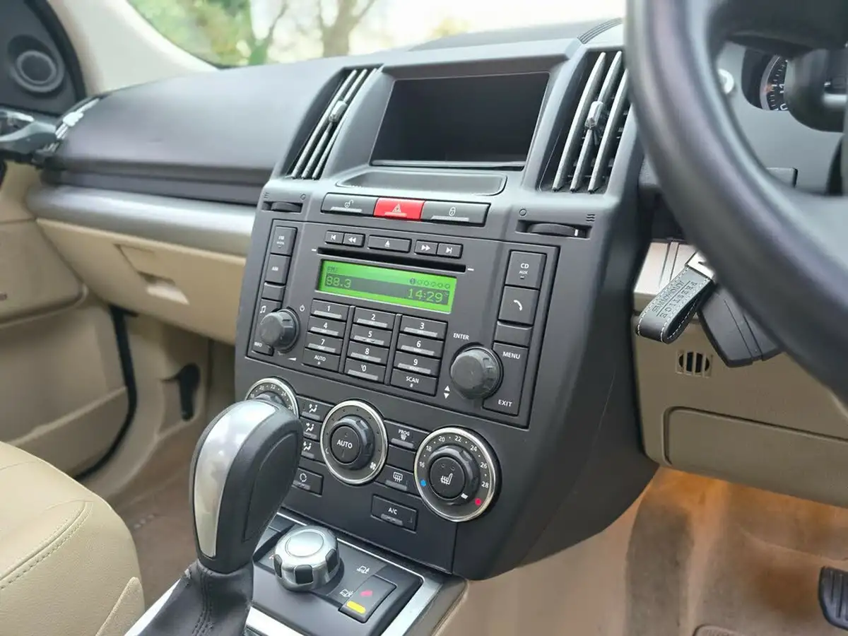 2011-land-rover-freelander-2-32-4x4-big-39