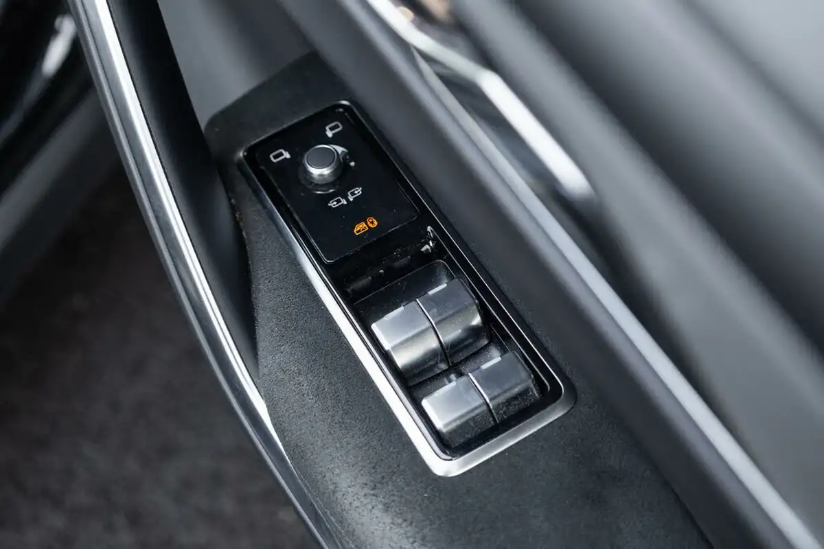 2021-jaguar-f-pace-50-v8-svr-big-21