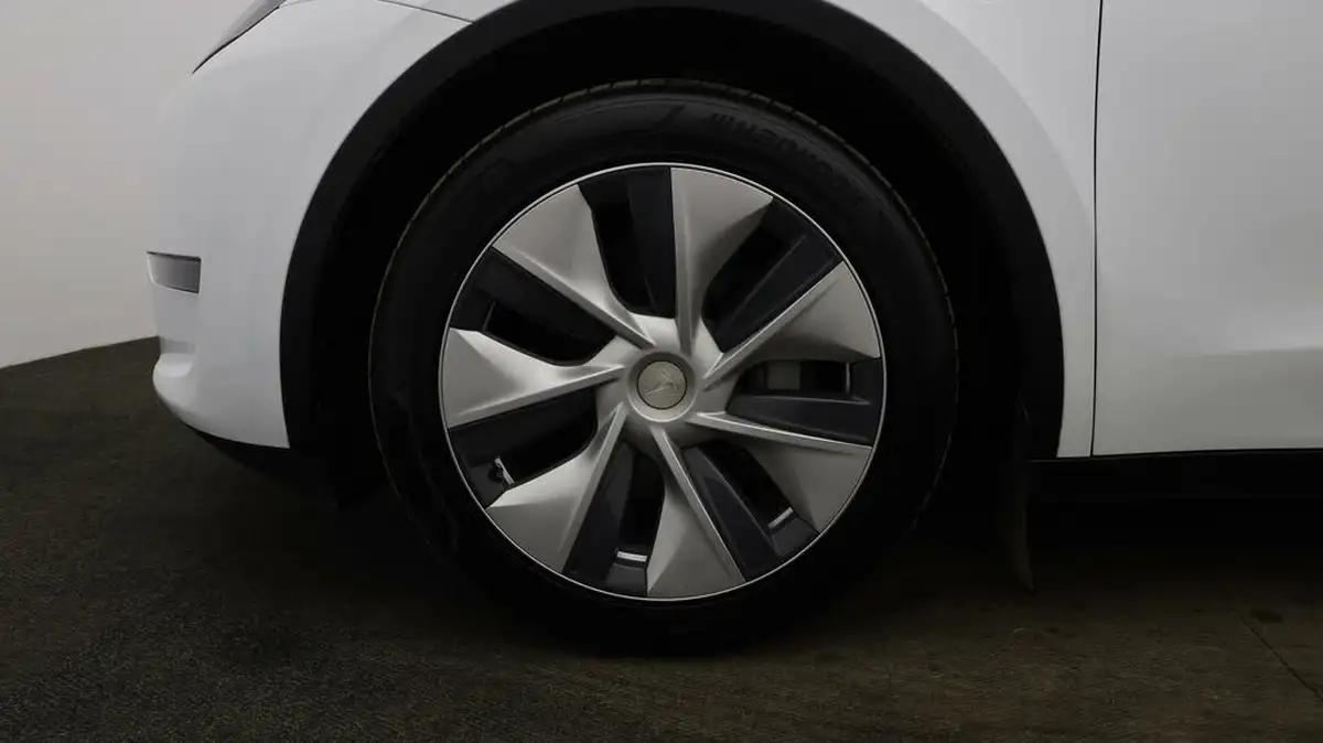 2022-tesla-model-y-e-long-range-big-17