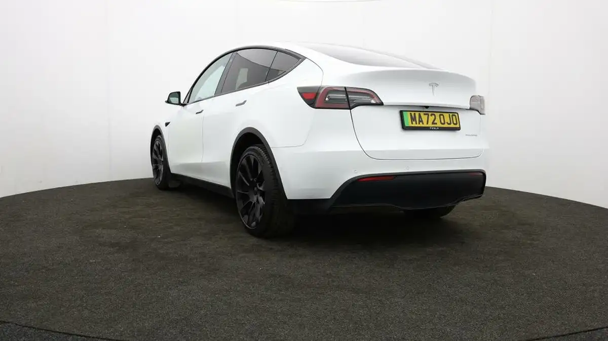 2022-tesla-model-y-e-long-range-big-77