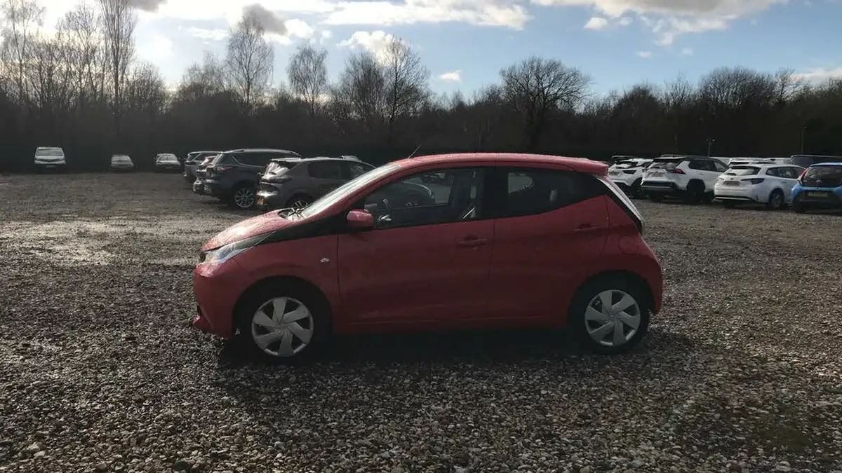 2017-toyota-aygo-10-vvt-i-x-play-71bhp-5d-big-16