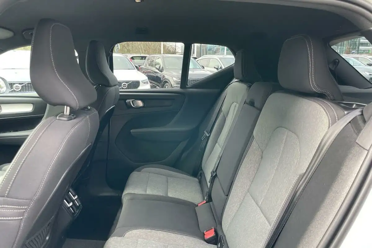 2024-volvo-xc40-20-b4-plus-big-28