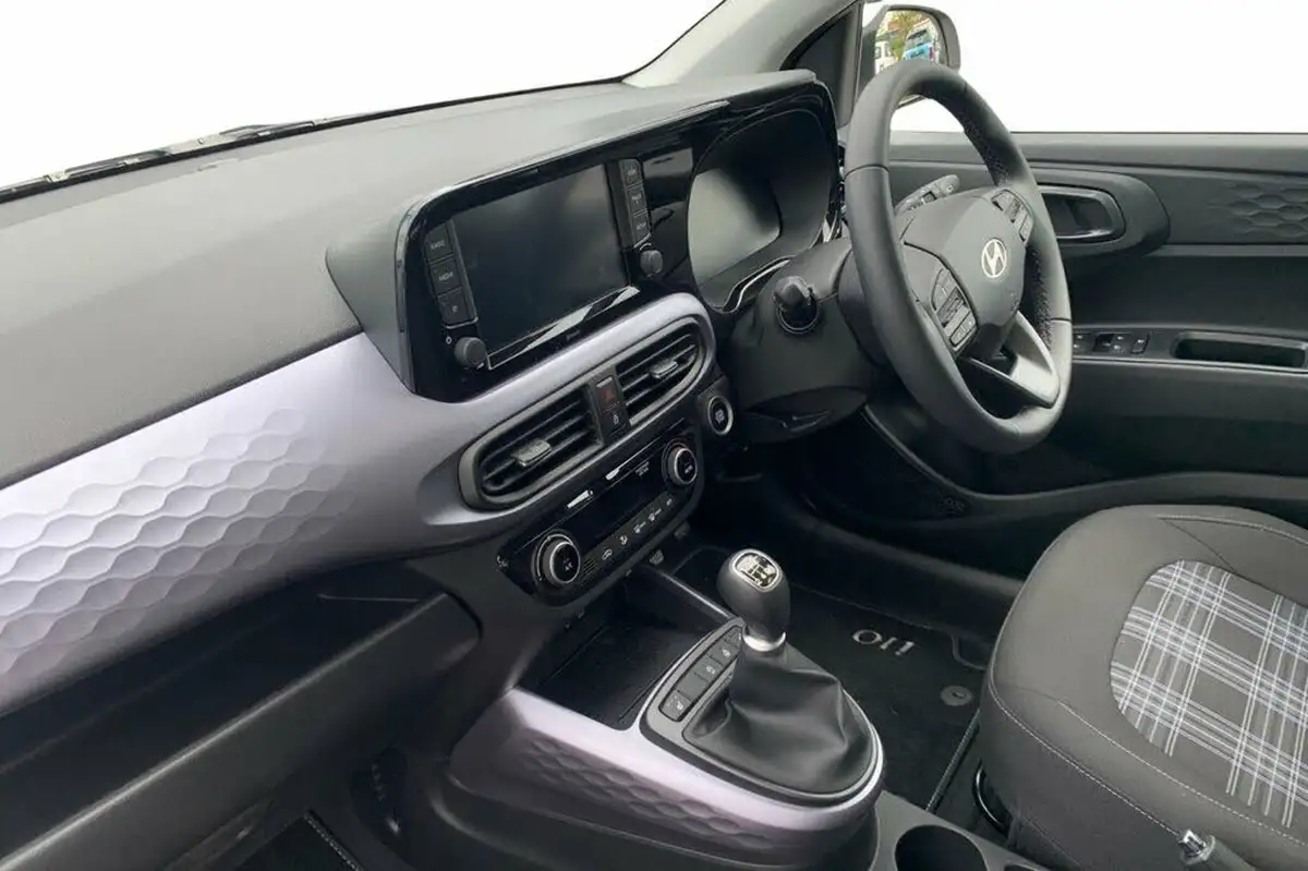 2023-hyundai-i10-12-premium-big-10