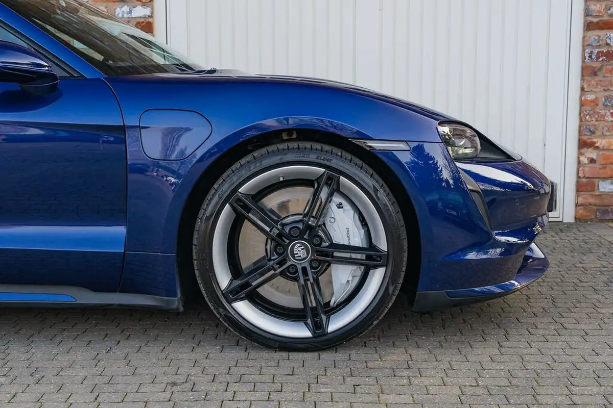 2020-porsche-taycan-e-turbo-big-25