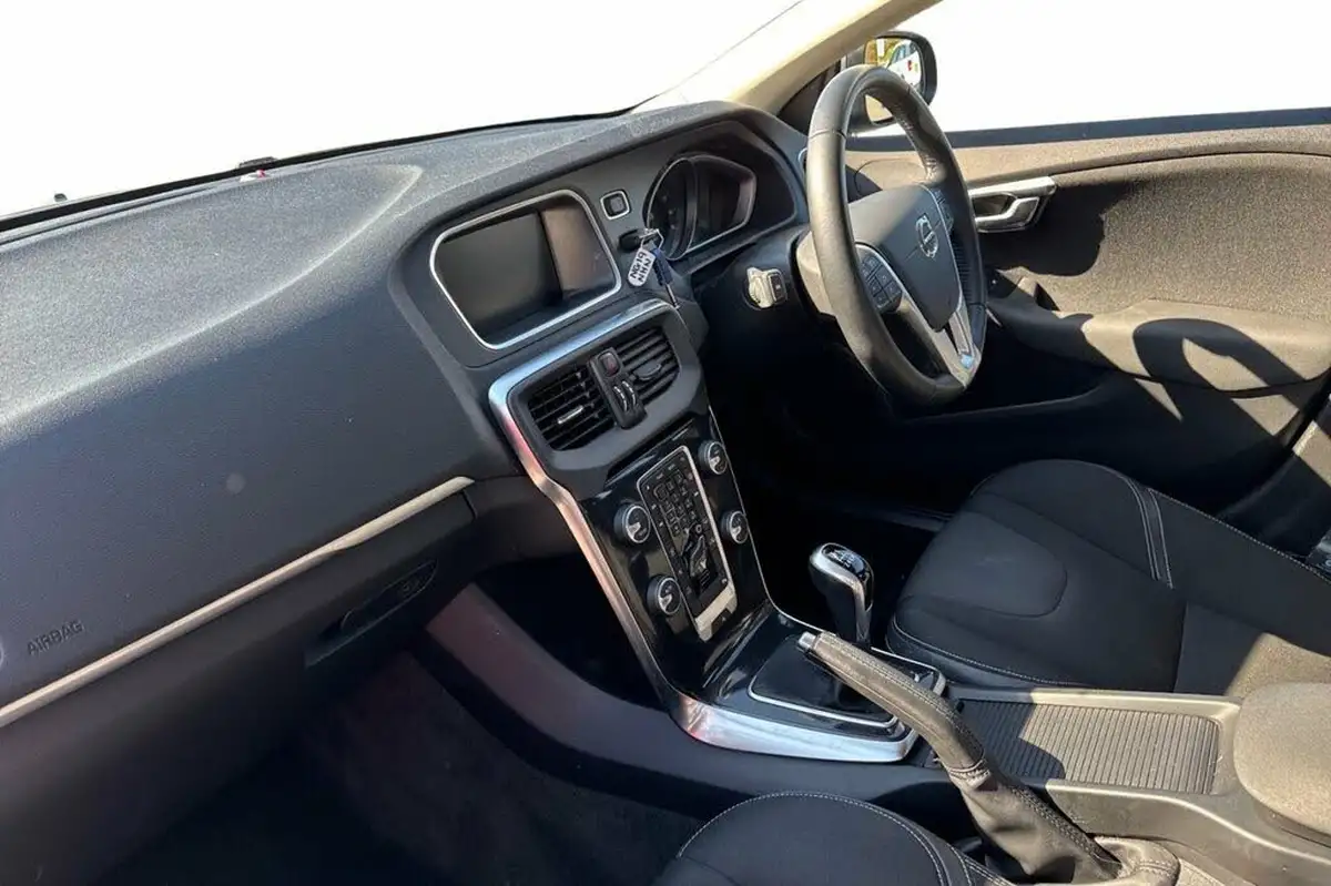 2019-volvo-v40-20-t2-momentum-nav-plus-big-8