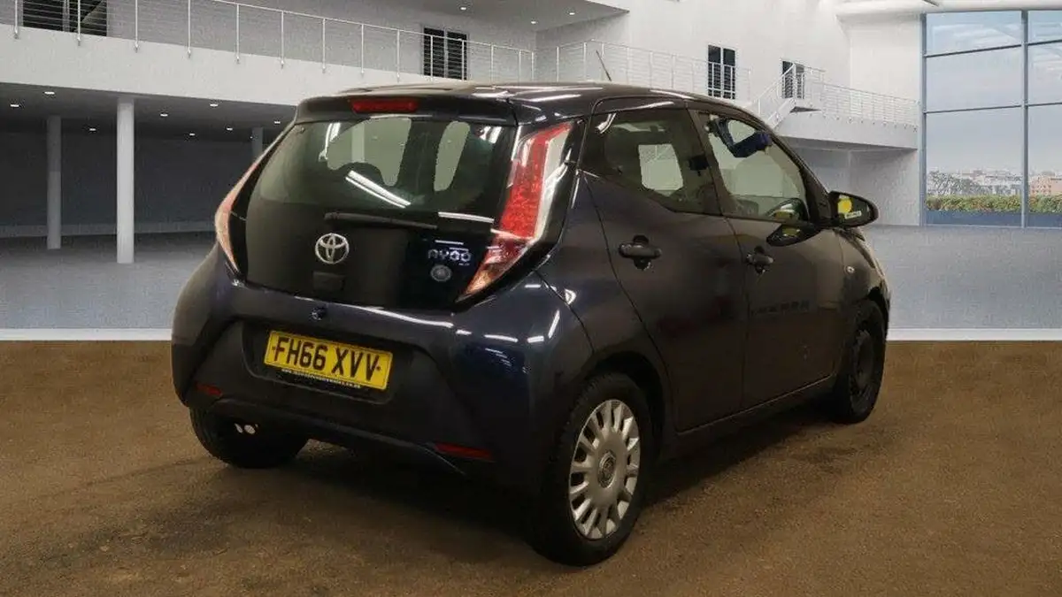 2017-toyota-aygo-10-vvt-i-x-play-71bhp-5d-big-4