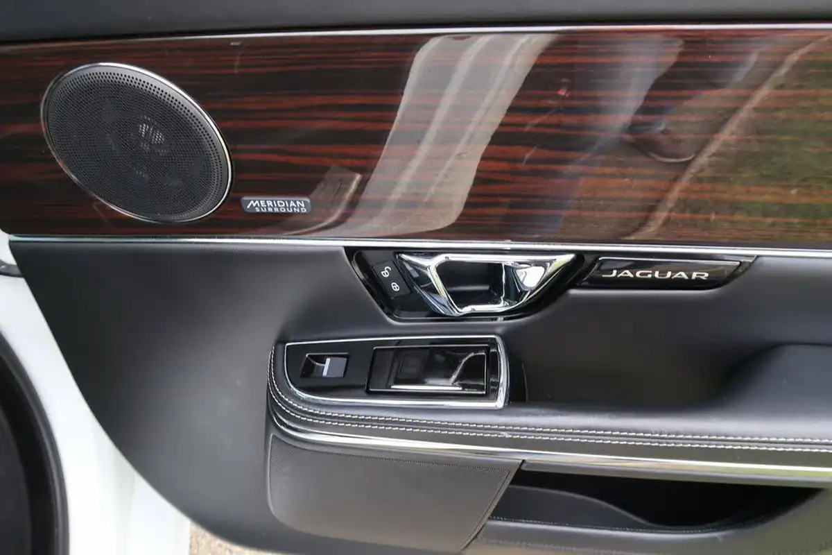 2015-jaguar-xj-series-30td-xj-portfolio-lwb-auto-big-38