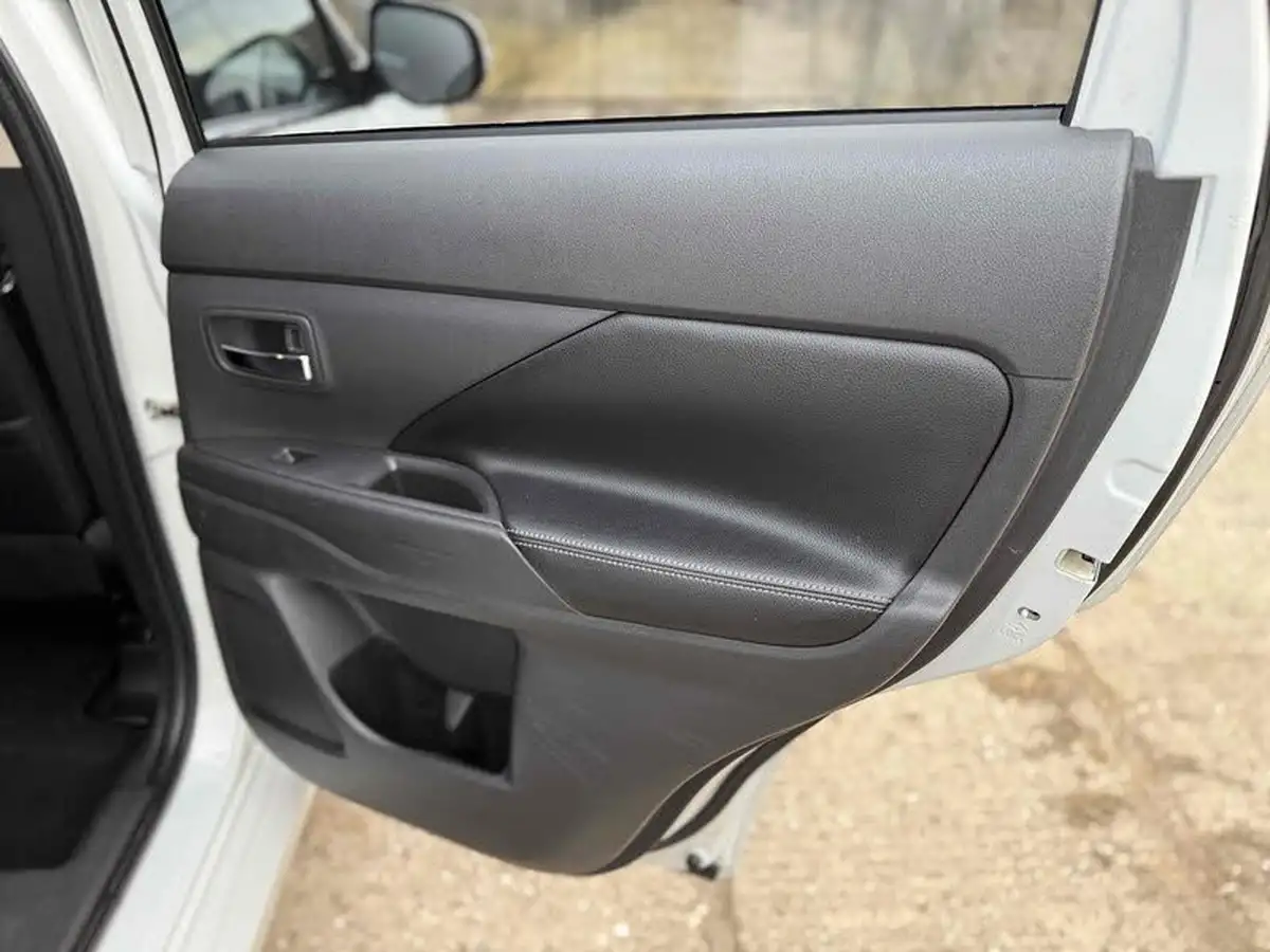 2014-mitsubishi-outlander-20-gx4h-big-16
