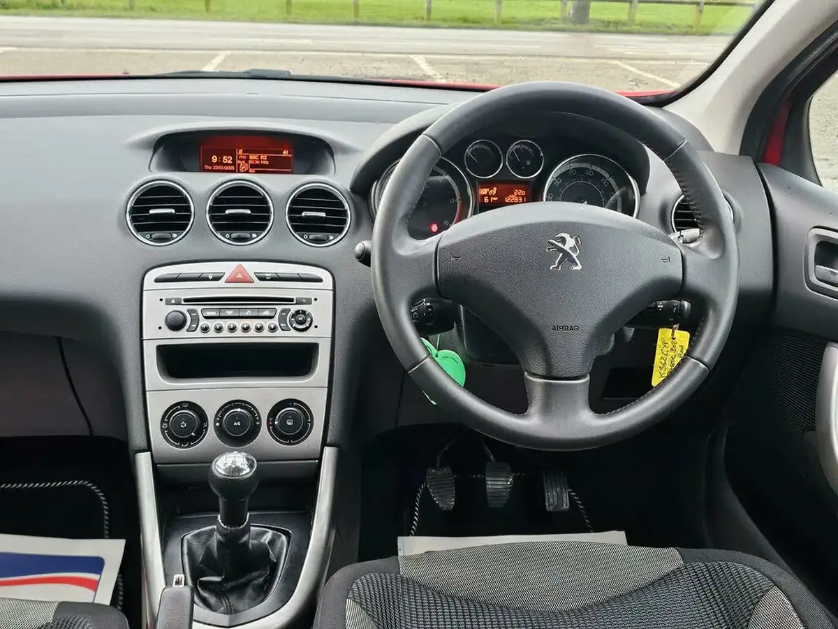 2013-peugeot-308-16td-active-16hdi-92bhp-big-15