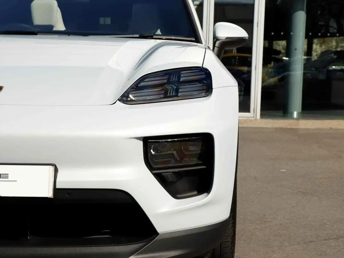2025-porsche-macan-e-4s-electric-big-28