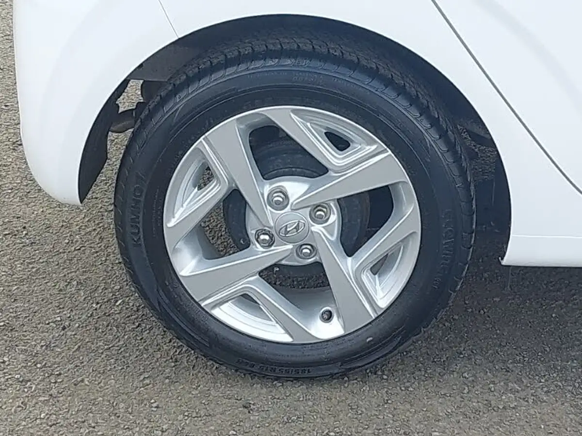 2022-hyundai-i10-10-se-connect-auto-big-11
