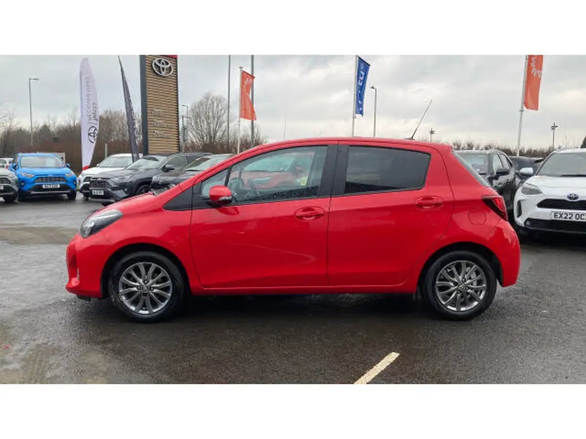 2017-toyota-yaris-133-icon-5d-big-16