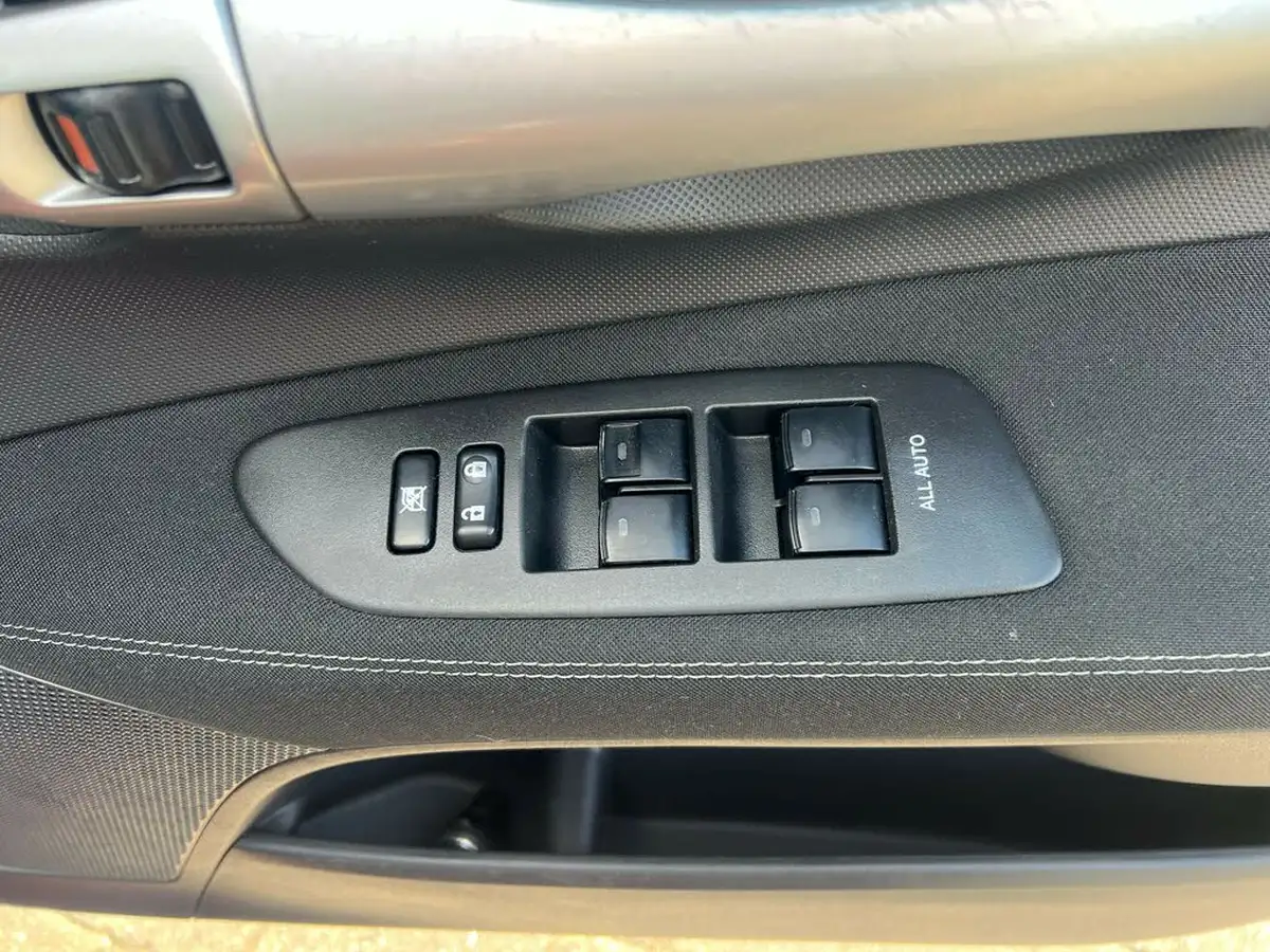 2010-toyota-auris-133-vvt-i-tr-5d-big-37