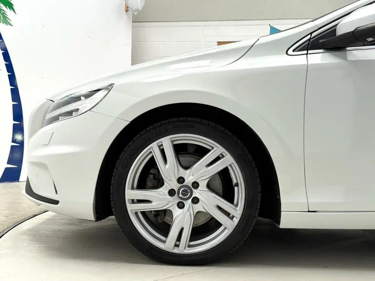 2019-volvo-v40-15-t2-r-design-edition-big-11