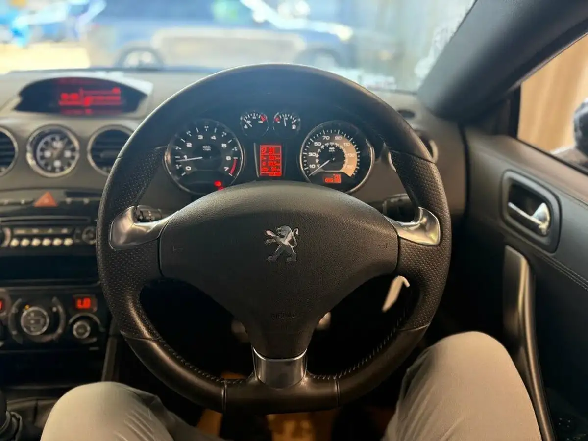2012-peugeot-rcz-16-gt-156bhp-big-41