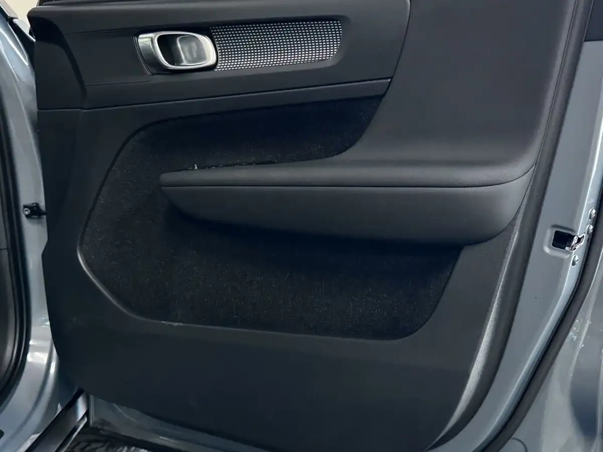 2021-volvo-xc40-e-p8-r-design-big-21