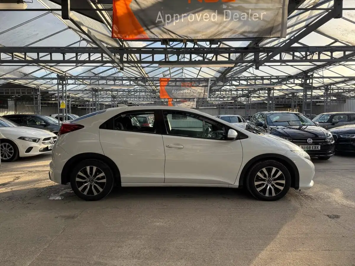 2014-honda-civic-16td-se-plus-hatchback-big-3