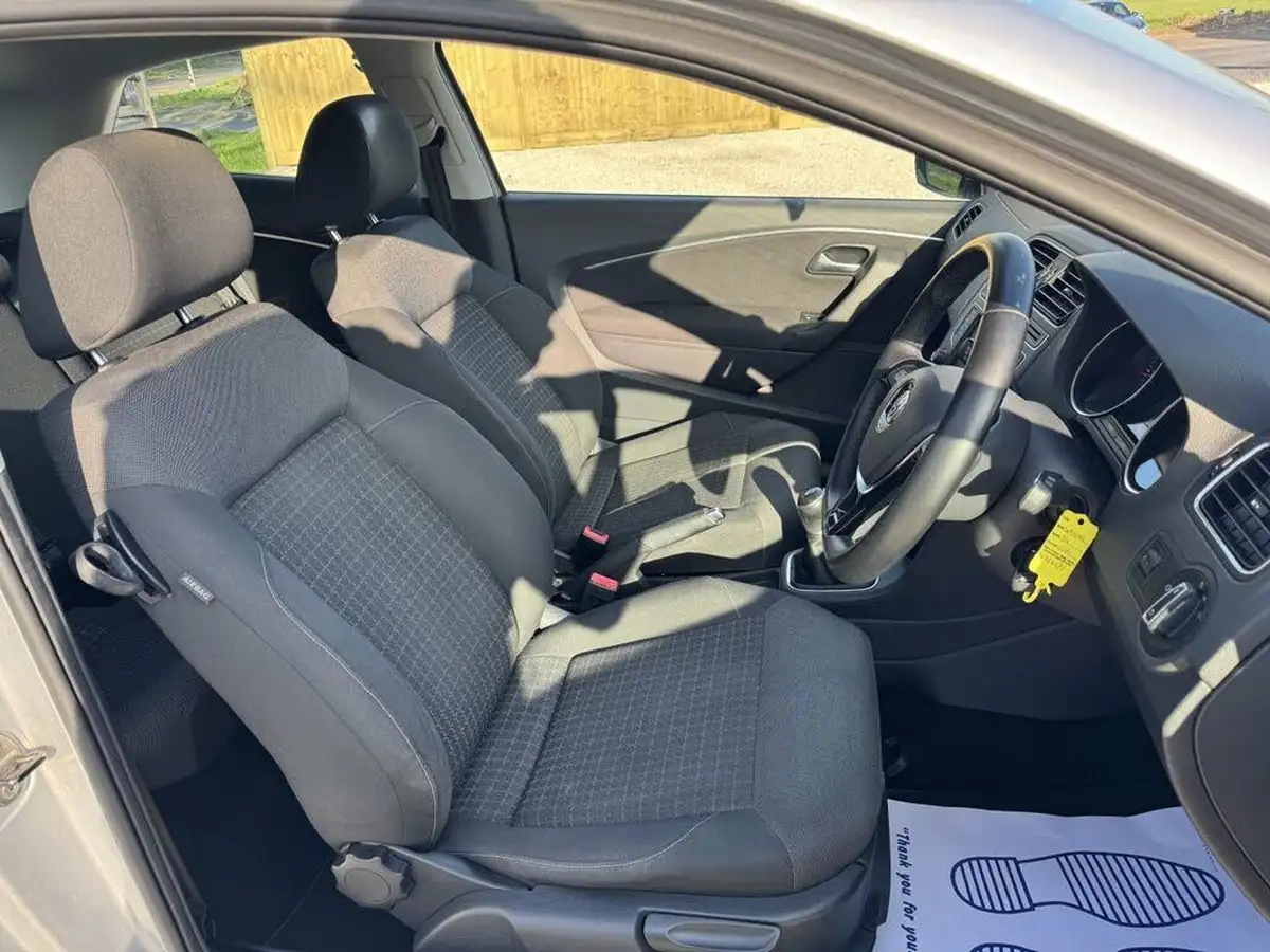 2014-volkswagen-polo-10-se-60ps-3d-big-9