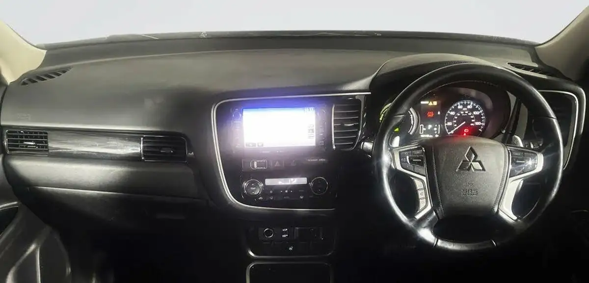 2015-mitsubishi-outlander-20-gx4h-phev-big-2