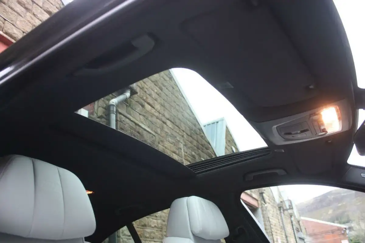 2012-bmw-5-series-44-m5-560bhp-m-dct-big-16