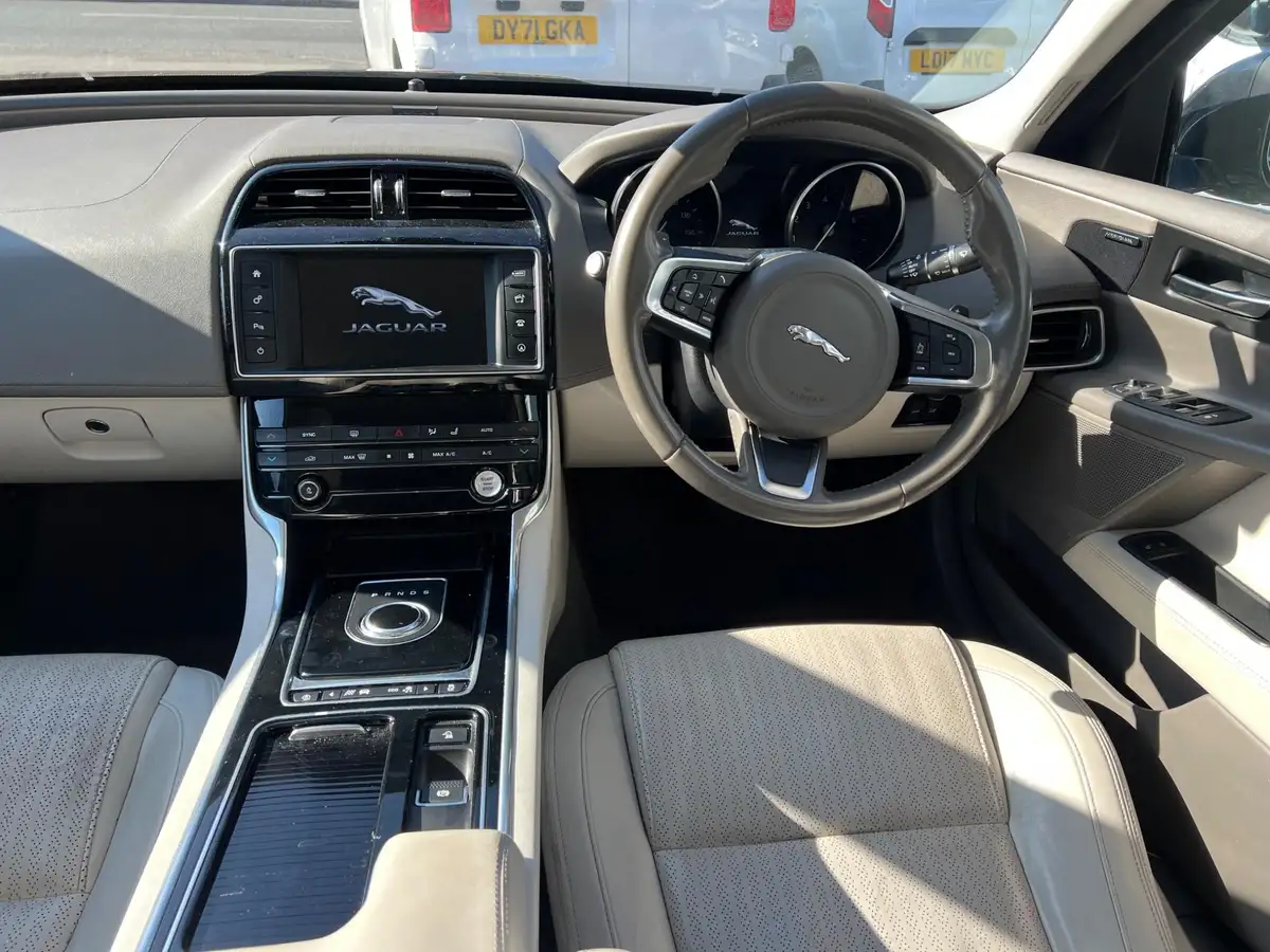 2018-jaguar-xe-20i-portfolio-200ps-1999cc-big-4
