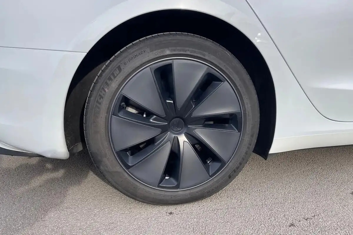 2024-tesla-model-3-big-11