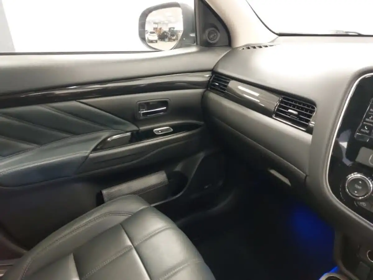 2018-mitsubishi-outlander-20-5hs-phev-big-10